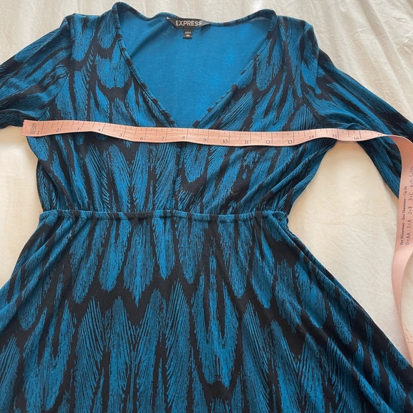 Express blue v-neck dress with feather like pattern - Picture 7 of 9